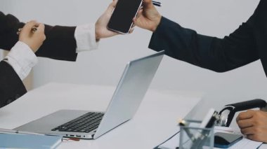 Ofiste çalışan iş adamlarının bakış açısını kapat.