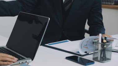 Takım elbiseli işadamı ofiste çalışıyor.