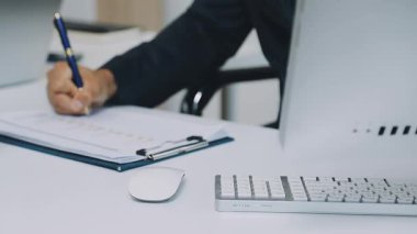 İş yerinde akıllı telefon kullanarak iş adamının elini kapat.