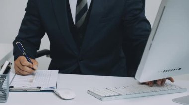 İş adamı hesap makinesiyle görevde..