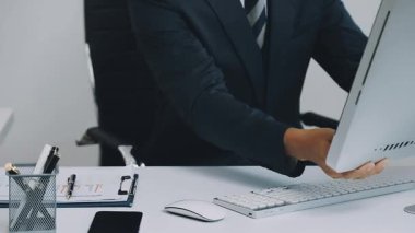 Ofiste çalışan genç bir işadamı.