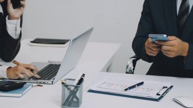 İş ekibi ofiste dizüstü bilgisayarla çalışıyor..