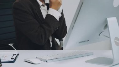 Ofiste çalışan bir işadamı.