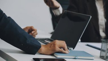 iş adamları laptop ile çalışma