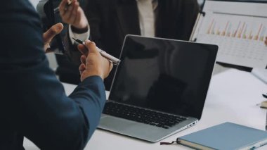 İş kadını ofiste çalışıyor.