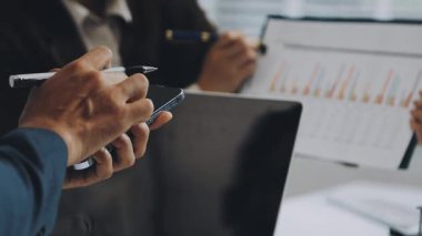 Ofis, iş ve muhasebe kavramındaki verileri analiz etmek ve analiz etmek için dizüstü bilgisayar kullanan işadamını kapat.