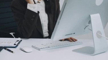 Ofiste çalışan iş kadını.