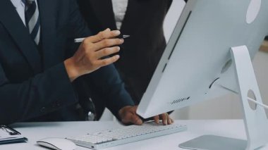 Modern ofiste bilgisayarla çalışan bir iş adamı