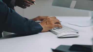 Cep telefonu kullanan iş adamı