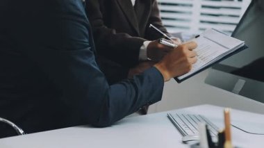 Genç işadamı büro masasında tablet bilgisayar kullanıyor..