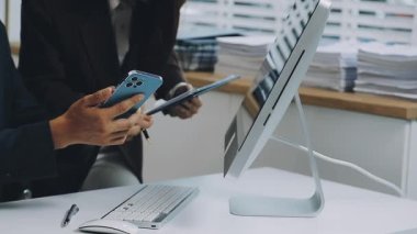 Genç işadamı dijital tablet bilgisayarla çalışıyor.