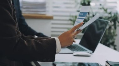 Modern bir ofiste birlikte çalışan iş adamları.