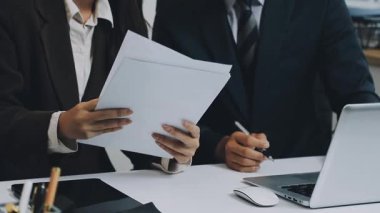 Ofiste çalışan işadamı ve işkadını, takım çalışması konsepti