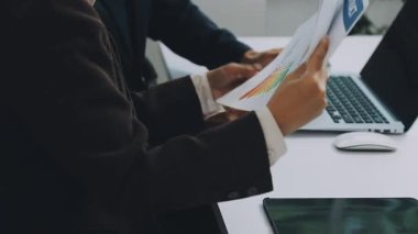 Ofiste bilgisayarla çalışan iş adamı