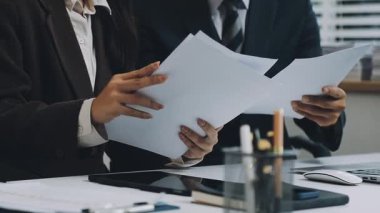 Yakın plan - modern ofiste çalışan iki genç iş adamı