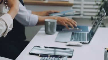 Modern ofisinde çalışan genç işadamı.