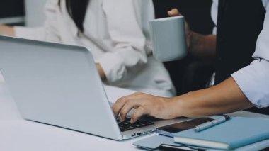 Ofiste çalışan iş adamları