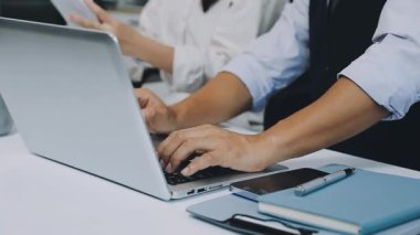 dizüstü bilgisayar üzerinde çalışan genç adam