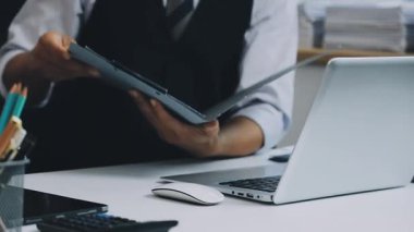 Kapat. İş adamı dizüstü bilgisayar kullanıyor.