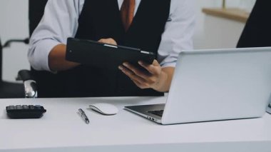 Ofiste dizüstü bilgisayar kullanan bir iş adamı