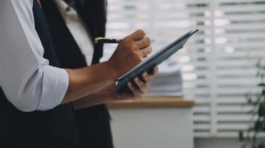 Ofiste tablet bilgisayar kullanan bir işadamı