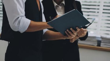 İş kadını ofiste bir pano tutuyor..