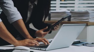 Dizüstü bilgisayarda çalışan iş adamları