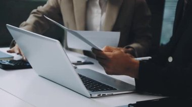 İş adamları birlikte çalışıyor.