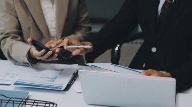 Kapat. Ofisteki iki genç adam çalışıyor. Ekranda kopyalama alanı olan fotoğraf