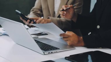 Kapat. Ofiste çalışan iş adamları..