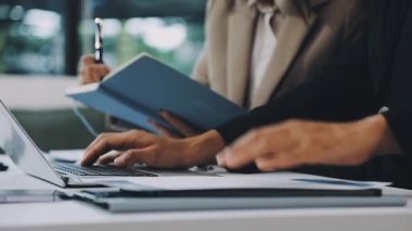 Ofiste dizüstü bilgisayar kullanan bir iş adamı..