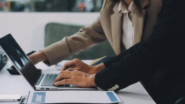 Yakın çekim. Dizüstü bilgisayarda çalışan işadamları.