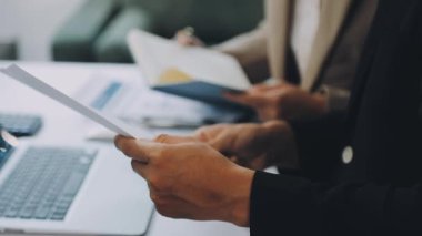 Tabletli bir iş adamı