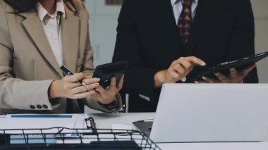 Dizüstü ve tablet kullanarak iş adamı