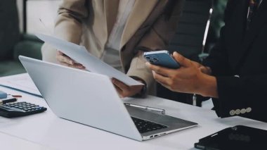 Modern ofiste dizüstü bilgisayar ve hesap makinesi kullanan bir iş adamı. muhasebe, finans, yatırım ve analiz kavramı