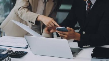 İş kadını ve erkek ofiste çalışıyor.