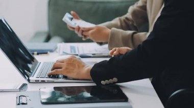 Bilgisayarda Daktilo Yazan İşadamı