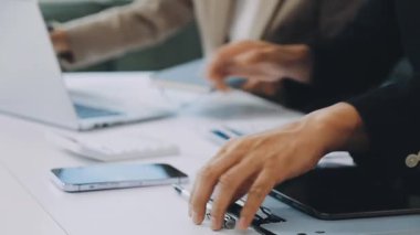 Ofiste çalışan bir iş adamı.