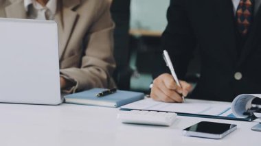 Kapat. İş adamları finansal grafikleri ve grafikleri tartışıyor.