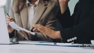 İş adamları modern ofiste toplanıyor..