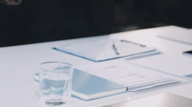 Kalem tutan ve ofiste çalışan işadamlarına yakın çekim