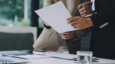 Belgeleri ve belgeleri olan takım elbiseli işadamı.