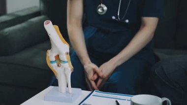 Kadın eli hastanede ultrason yapıyor.