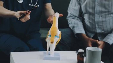 yakın çekim - hastanede şırıngayı tutan doktor eli