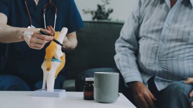 Doktor holding şırınga ve tıp