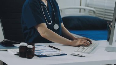 klavyede yazan ve dizüstü bilgisayar kullanan sağlık çalışanlarının görünümünü kapat