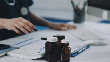 Hastanede ilaç ve tablet tutan doktorların ellerini kapatın..