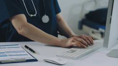 Ofiste dizüstü bilgisayarla çalışan genç bir kadın.