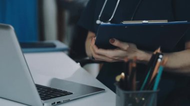 Hastanedeki doktor. Bilgisayarlı doktor.