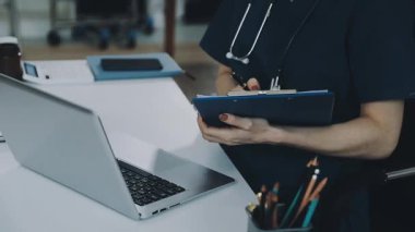 Tıp bürosundaki doktor.